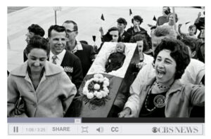 1960, Demonstranten gegen gemsichte Schulen, mit einer schwarzen Puppe im Sarg - Quelle: surori.com, Screenshot aus CBS News